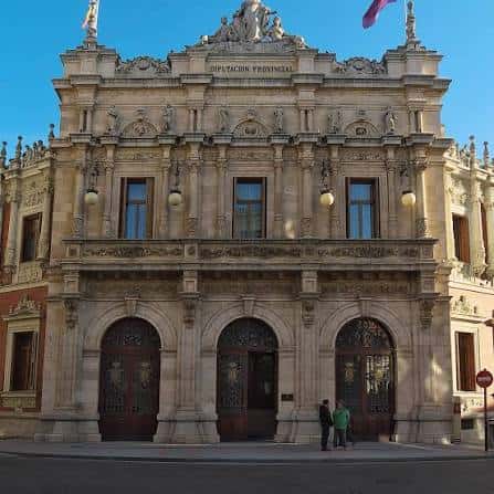 Fachada principal del Palacio de la Diputación Provincial de Palencia