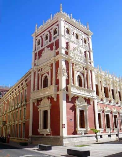 Detalle arquitectónico de la torre del Palacio de la Diputación Provincial de Palencia