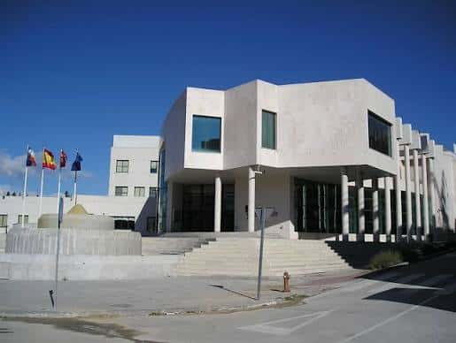 Vista exterior del Auditorio Joaquín Rodrigo con fachada moderna y banderas