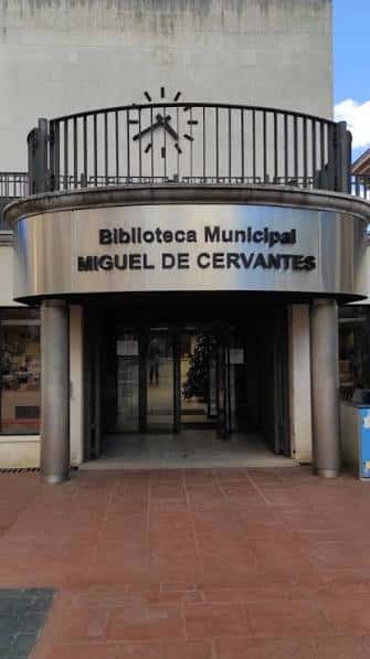 Entrada principal de la Biblioteca Municipal Miguel de Cervantes