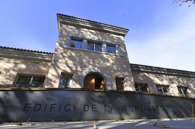 Fachada principal del Edificio de la República con el nombre inscrito en la pared