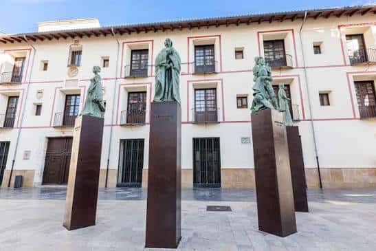 Plaza de las Escuelas Pías con esculturas modernas y fachada histórica