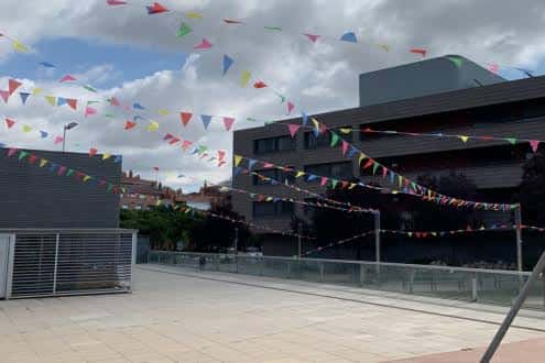 Preparación de cócteles en la barra del establecimiento