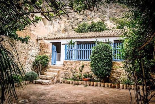 Fachada exterior de la Casa Museo Miguel Hernández con jardín y detalles arquitectónicos