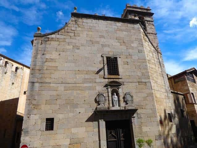 Vista exterior de la fachada principal de la Iglesia de Sant Lluc en Girona