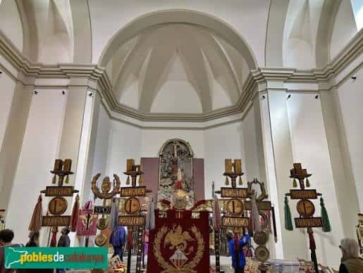 Interior de la iglesia con altar y elementos decorativos religiosos