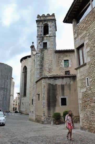 Vista de la torre campanario y parte lateral de la iglesia desde la calle