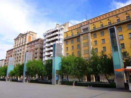 Vista diurna de la Plaça de la Llibertat con edificios históricos y modernos