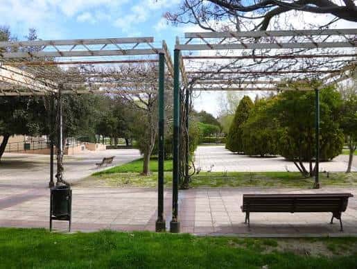 Vista de la Glorieta del País Valencià con palmeras y edificios residenciales al fondo