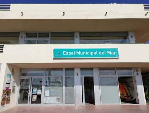 Vista frontal del Espai Municipal del Mar con el cartel de identificación