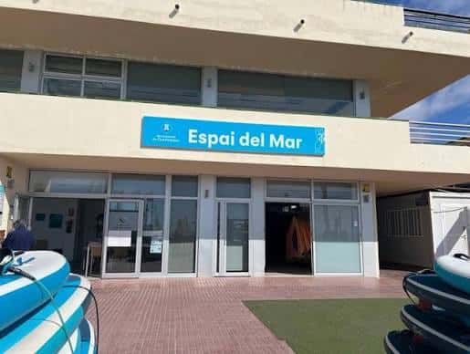 Vista exterior del Centre Cívic Palmira Domènech con fachada moderna y detalles en madera