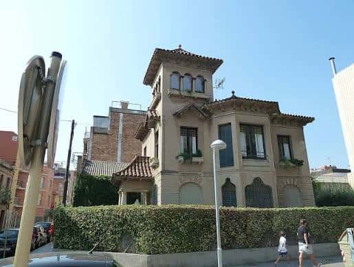 Fachada de una casa histórica con arquitectura tradicional y jardín