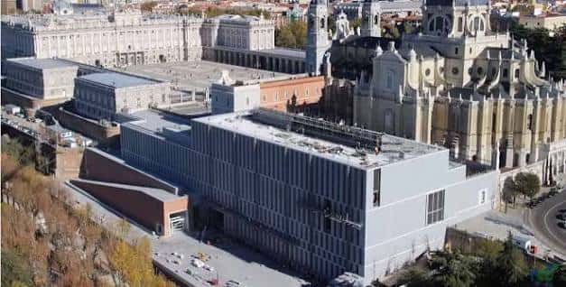 Vista aérea del edificio de la Galería de las Colecciones Reales junto al Palacio Real y la Catedral de la Almudena