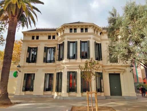Fachada principal del Centre d'Art Torre Muntadas con arquitectura clásica y palmeras
