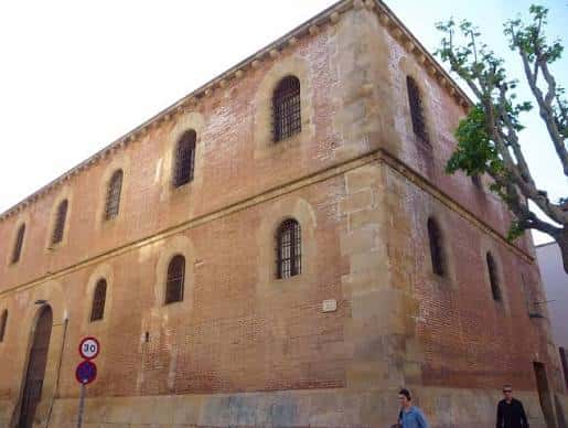 Fachada exterior de La Presó en Mataró, mostrando su arquitectura de ladrillo y piedra