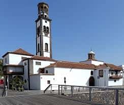 Plaza de la Iglesia con la fachada de la iglesia y la torre desde una perspectiva elevada