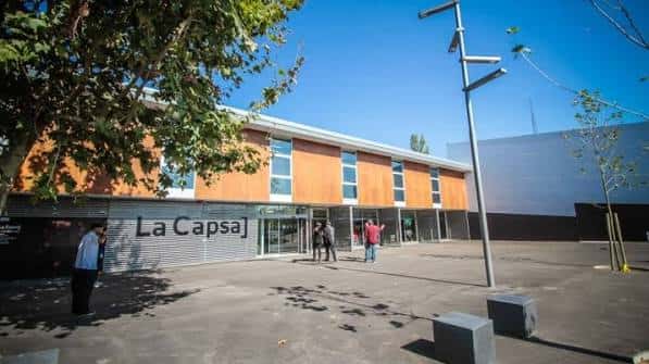 Fachada principal de La Capsa en un día soleado con personas caminando