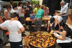 Comunidad disfrutando de una paella en las fiestas de barrio