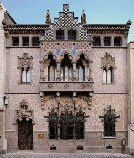 Fachada principal de la Casa Coll i Regàs con detalles modernistas y mosaicos