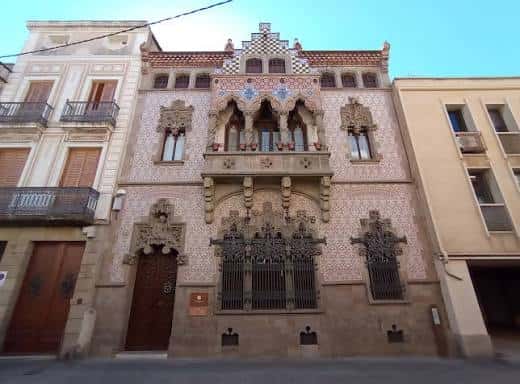 Vista frontal de la Casa Coll i Regàs en su entorno urbano