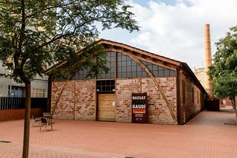 Fachada exterior de la Nau Gaudí con letrero de la Col·lecció Bassat d'Art Contemporani