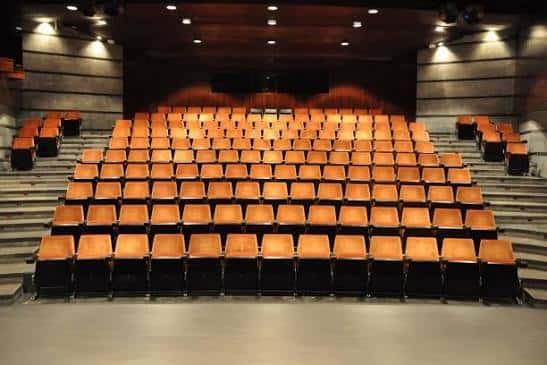 Vista frontal de las butacas naranjas en el auditorio