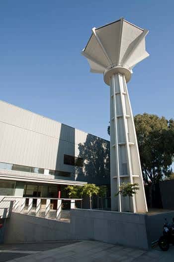 Torre distintiva de la biblioteca bajo cielo despejado, mostrando arquitectura contemporánea