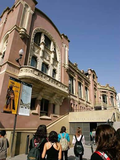 Fachada principal del Centre Cultural el Casino en Manresa con detalles arquitectónicos y personas caminando