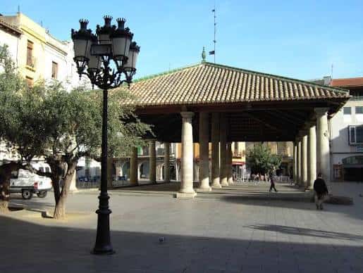 Vista exterior de la Porxada de Granollers con farola antigua en primer plano