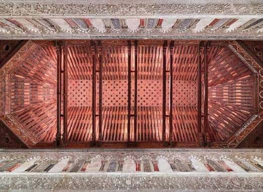 Vista cenital del techo de la Sinagoga del Tránsito con su artesonado de madera