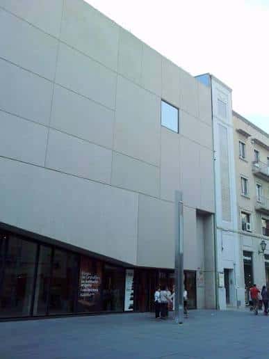 Vista exterior del edificio del Museu de Granollers con su fachada de hormigón