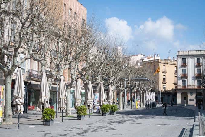 Vista actual de la Plaça de Santa Anna con árboles y sombrillas plegadas