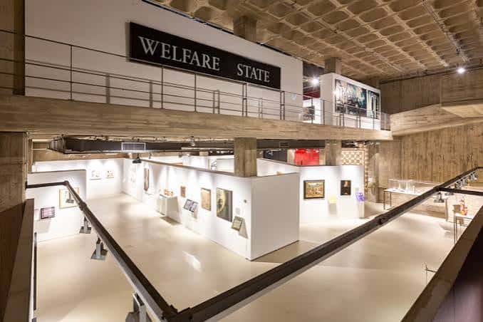 Vista panorámica de la sala de exposiciones con obras de arte y estructura de hormigón