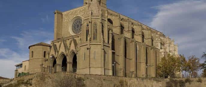 Fachada lateral de la Basílica con su característica rosa gótica y arcos apuntados