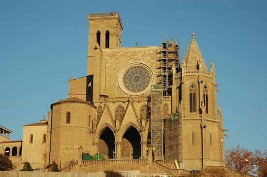 Vista frontal de la Basílica mostrando la torre y andamios de restauración