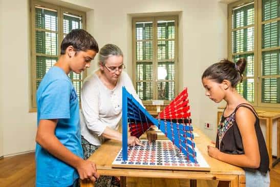 Familia interactuando con una exhibición matemática