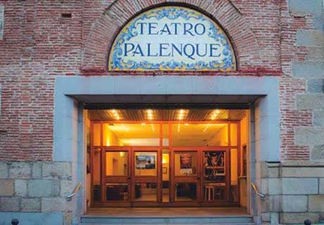 Fachada principal del Teatro Palenque con letrero de azulejos y entrada iluminada