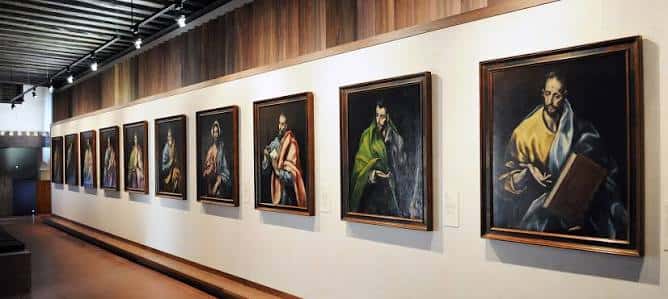 Galería de pinturas del Museo del Greco con obras expuestas en pared blanca