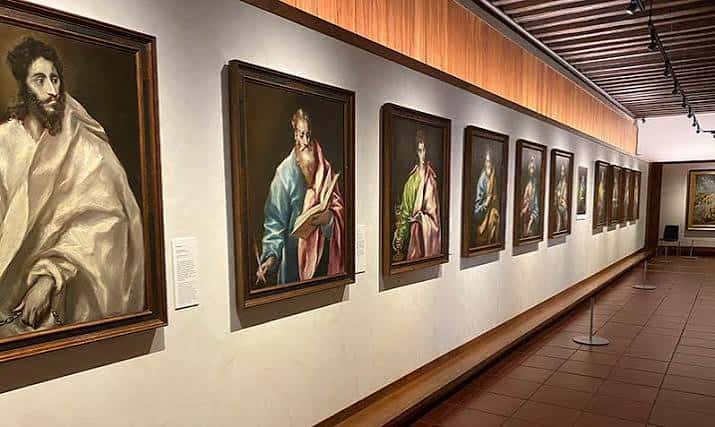 Interior del museo con cuadros de El Greco iluminados por focos