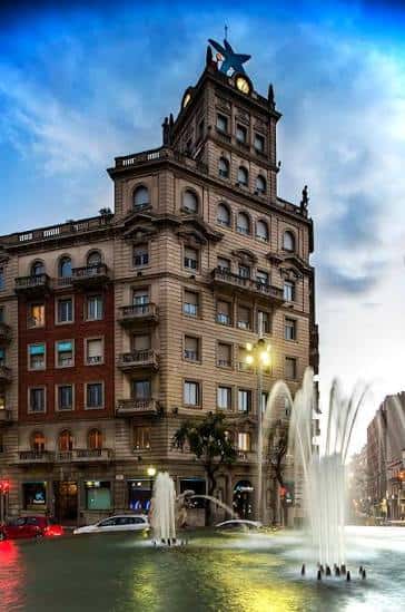 Galería de la Sala Princesa Zaida con obras expuestas en pared blanca y suelo a cuadros