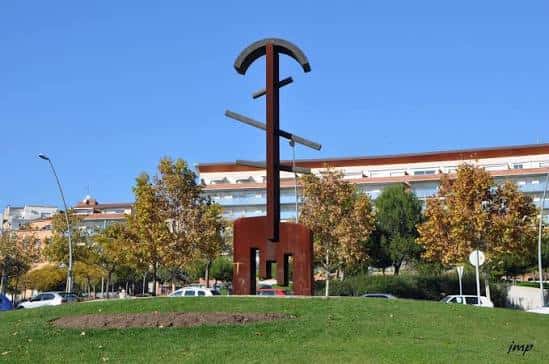 Vista de la escultura de la Sentinella de la Pau con el fondo del edificio de la Casa de la Cultura