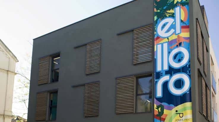 Fachada exterior moderna del centro El Lloro con gran cartel vertical