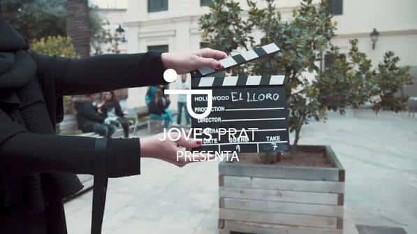 Escenario de rodaje en el patio del centro con claqueta de cine