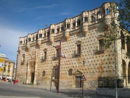 Vista exterior del Palacio del Infantado con su característica fachada de pináculos