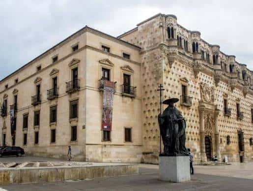 Plaza frontal del Palacio del Infantado con estatua y edificio adyacente