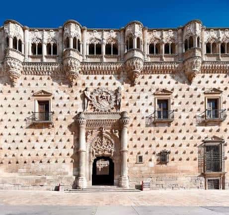 Detalle de la portada principal gótica del Palacio del Infantado