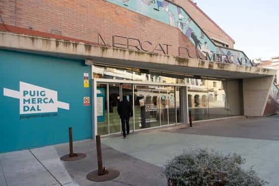 Entrada principal del centro cívico con fuente y zona peatonal frente al edificio