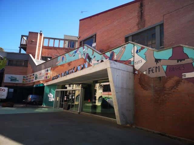 Área exterior del centro con bancos, árboles y fuente, ideal para eventos al aire libre