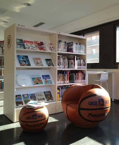 Sección infantil con estanterías y cojines en forma de baloncesto