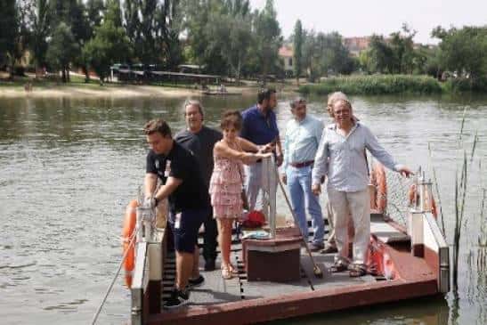 Grupo de personas disfrutando de un paseo en barca por el río